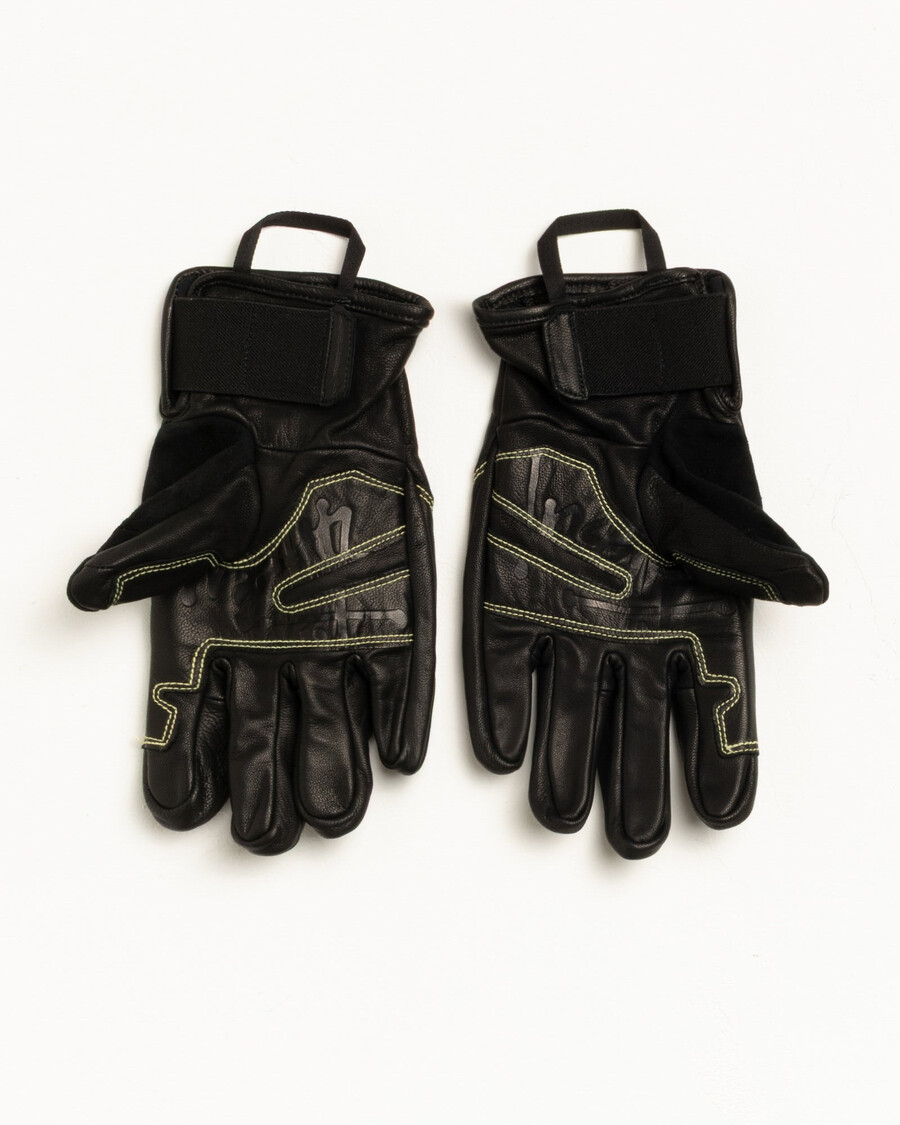 stüssy mountain hardwear powdergate glove in black